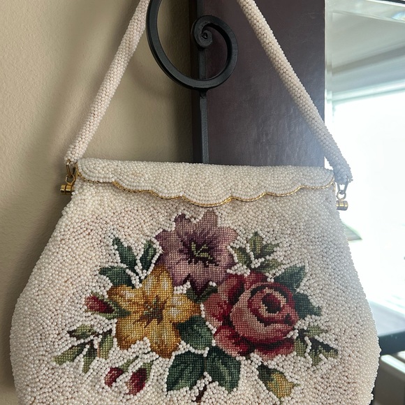 Vintage 1960’s white beaded purse with embroidered flowers & scalloped closure. - Picture 7 of 11